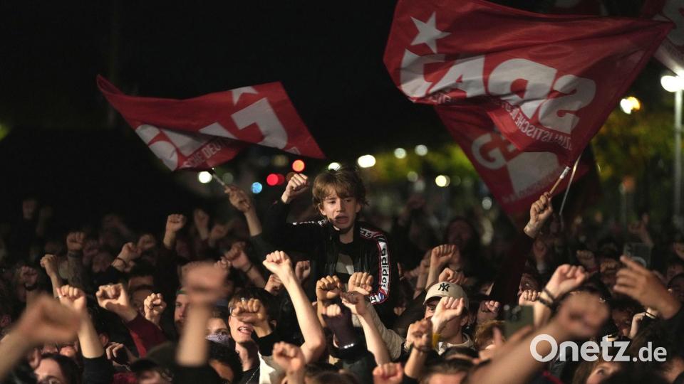 Zahlreiche junge Menschen versammeln sich am Brandenburger Tor, um gegen die geplante Wehrpflicht zu demonstrieren. Bild: Sven Kaeuler/dpa