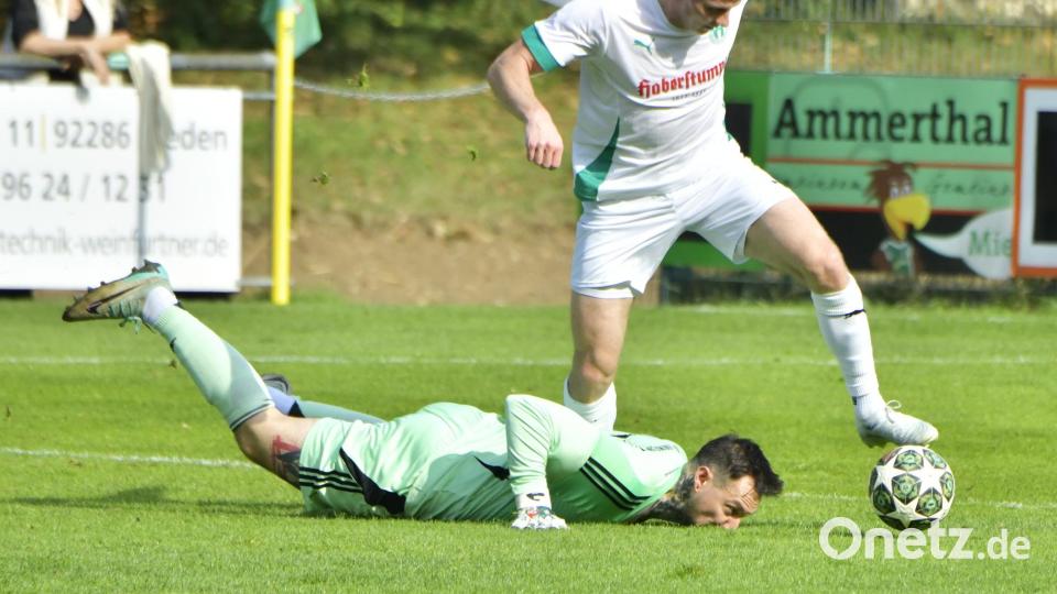 Einen fatalen Fehler leistete sich Torhüter und Kapitän Christopher Sommerer (unten) von der DJK Ammerthal, Lucas Hümmer (rechts) vom TSV Neudrossenfeld jagte ihm den Ball ab und brauchte nur noch ins leere Tor zu schieben.
DJK Ammerthal - TSV Neudrossenfeld Bild: Hubert Ziegler