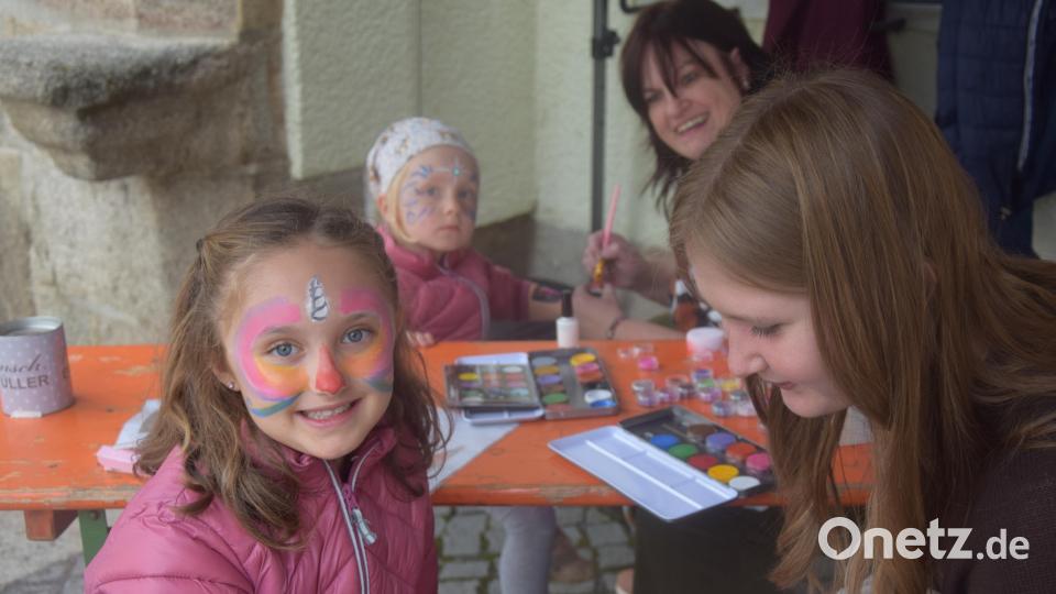 Auch die Kinder hatten ihre Freude. Beim Schminken ließen sie sich alles Mögliche ins Gesicht malen. Bild: Ernst Frischholz