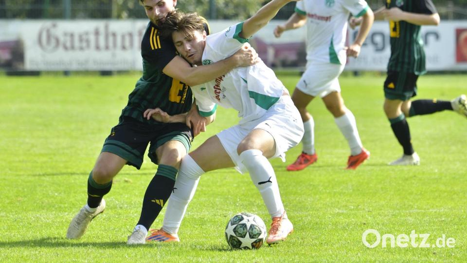 Marco Kaiser (links) von der DJK Ammerthal bearbeitet in dieser Szene Marin Hrgota (rechts) vom TSV Neudrossenfeld
DJK Ammerthal - TSV Neudrossenfeld Bild: Hubert Ziegler