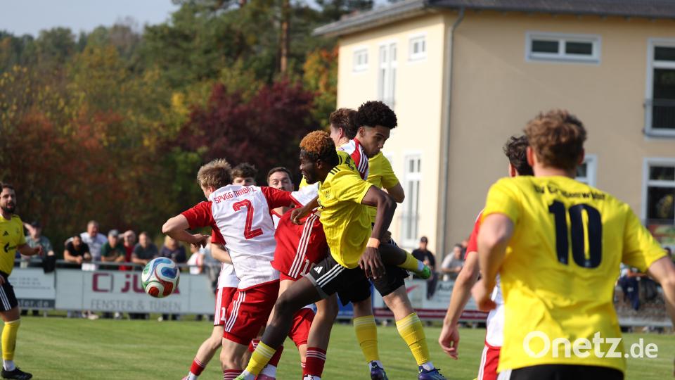 Szene aus dem Kreisligaspiel zwischen dem SV TuS/Grafenwöhr und der SpVgg Trabitz
SV TuS/DJK Grafenwöhr (gelb) Nr15 Kassire Landrou - SpVgg Trabitz (weiss-rot) Nr19 Joel Albers Bild: DIETER JAESCHKE