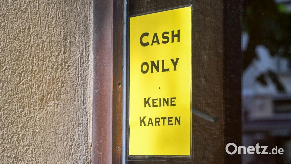 Manche Geschäfte und Restaurant akzeptieren nur Bargeld. (Archivbild) Bild: Jens Kalaene/dpa