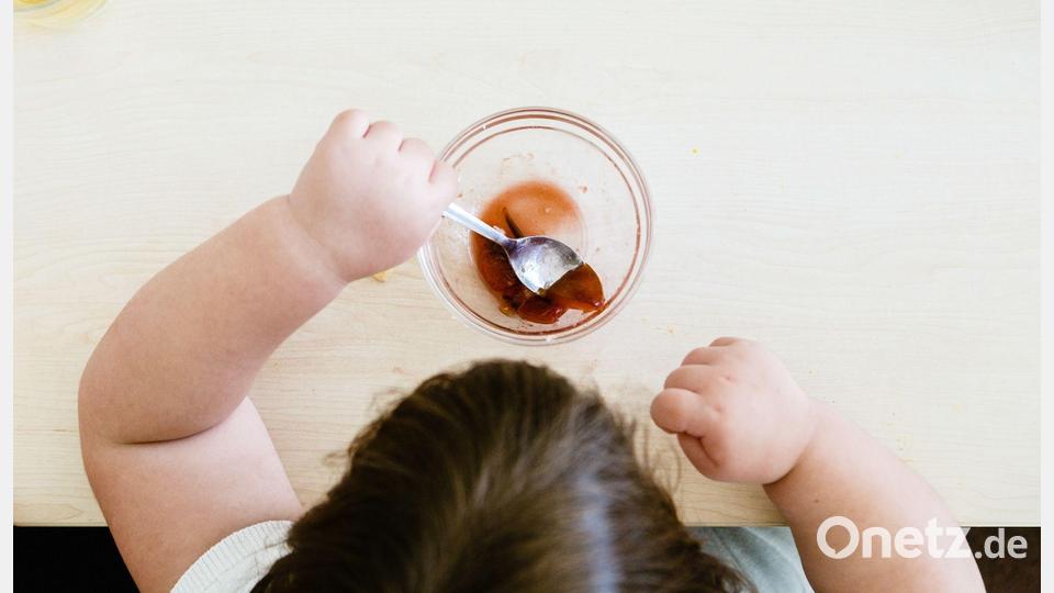 Die erste Wahl bei Kindern mit Übergewicht ist eine Ernährungs-, Bewegungs- und Verhaltenstherapie. (Archivbild) Bild: Markus Scholz/dpa
