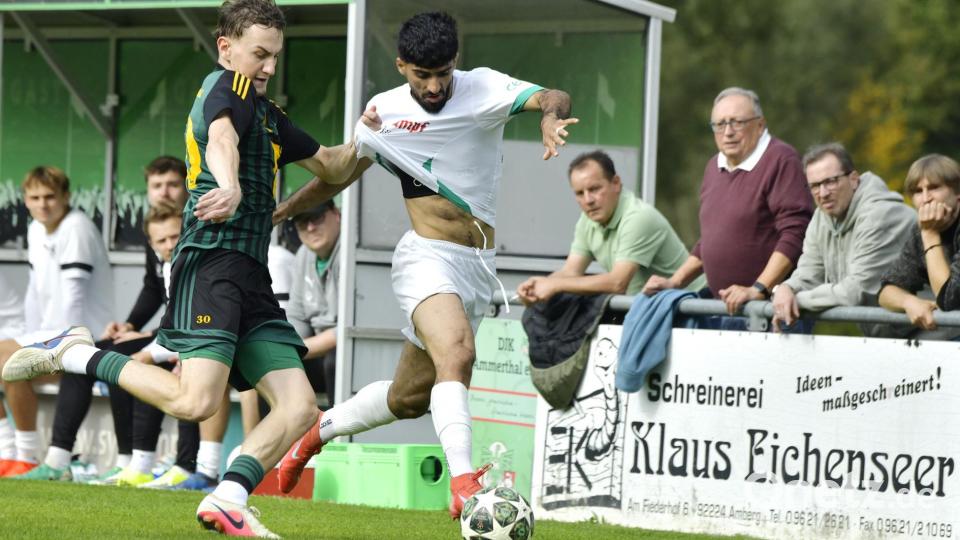 Nicolas Wolf (links) von der DJK Ammerthal attackiert hier mit Fardin Rabet (rechts) vom TSV Neudrossenfeld Gegner und Trikot.
DJK Ammerthal - TSV Neudrossenfeld Bild: Hubert Ziegler