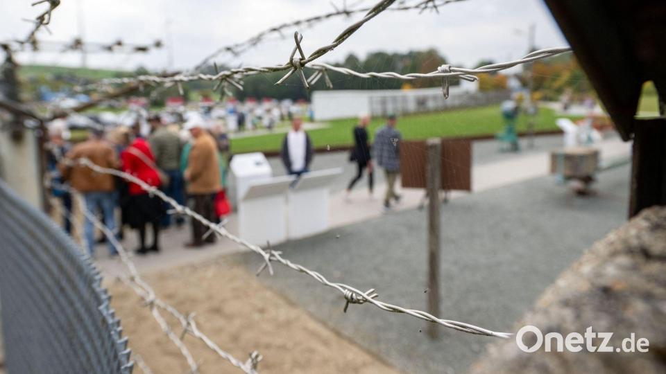 Durch Mödlareuth verlief einst eine Mauer, die das Dorf trennte. Bild: Pia Bayer/dpa