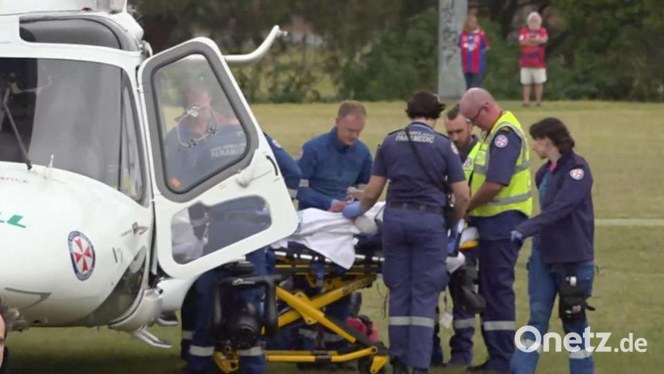 Ein Autofahrer hat in Australien mehrere Rugby-Fans verletzt, auch Rettungshubschrauber waren daraufhin im Einsatz. Bild: Australian Broadcasting Corp/Australian Broadcasting Corp/AP/dpa