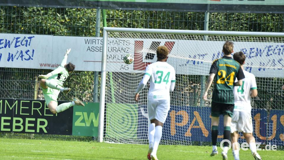 Das war der 1:1-Ausgleich für den TSV Neudrossenfeld durch Kilian Schabe (nicht im Bild), unhaltbar für den Ammerthaler Torhüter und Kapitän Christopher Sommerer (links).
DJK Ammerthal - TSV Neudrossenfeld Bild: Hubert Ziegler