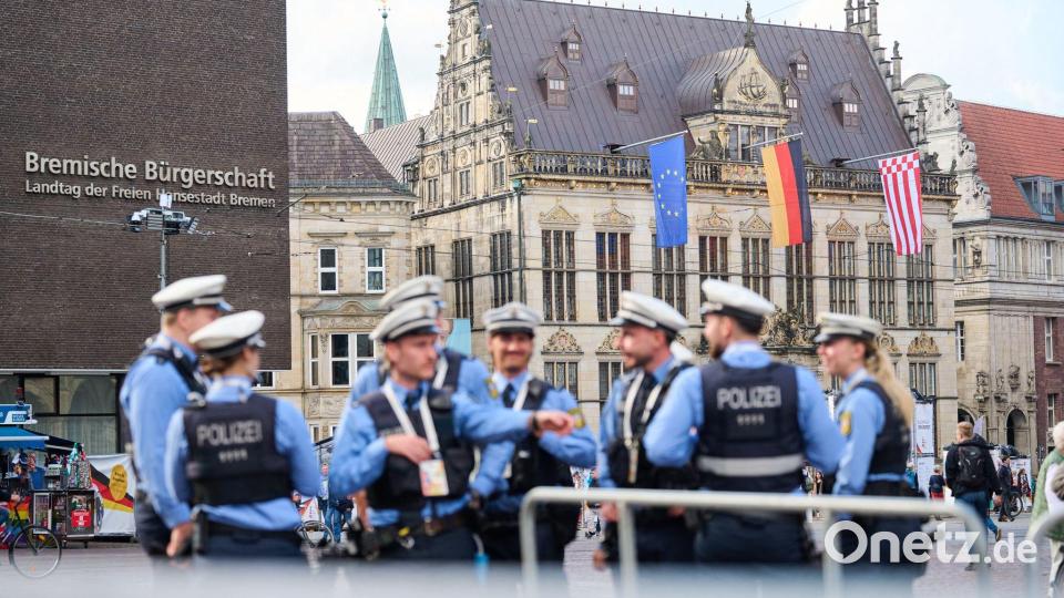 Rund um den Tag der Deutschen Einheit sind zahlreiche Polizisten und Polizistinnen in Bremen unterwegs. Bild: Sina Schuldt/dpa