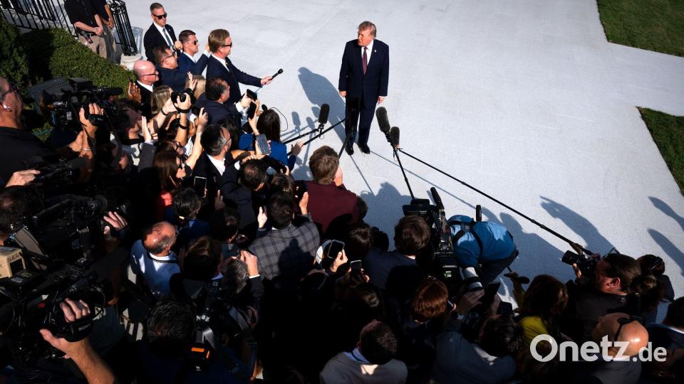 US-Präsident Donald Trump spricht auf dem South Lawn des Weißen Hauses mit Reportern, bevor er an Bord von „Marine One“ geht. Bild: Mark Schiefelbein/AP/dpa