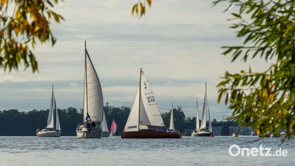 Segelboote sind bei herbstlichem Wetter auf dem Templiner See in Potsdam unterwegs. Bild: Georg-Friedrich Moritz/dpa