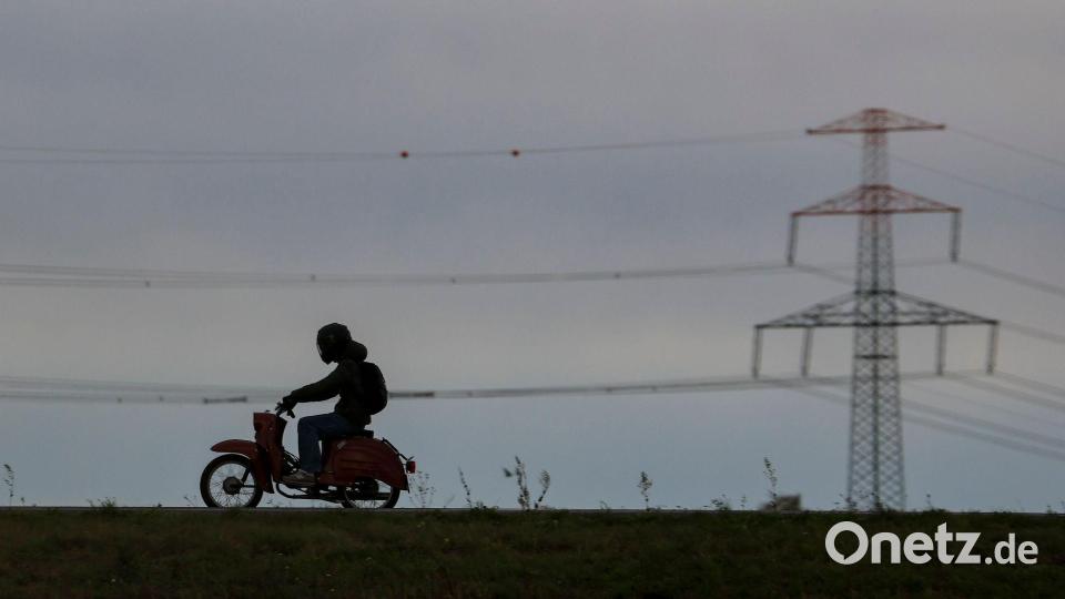 Mit der Schwalbe über Land: Das Moped ist Kult, aber zur Fortbewegung einfach auch hilfreich. (Archivbild) Bild: Jan Woitas/dpa