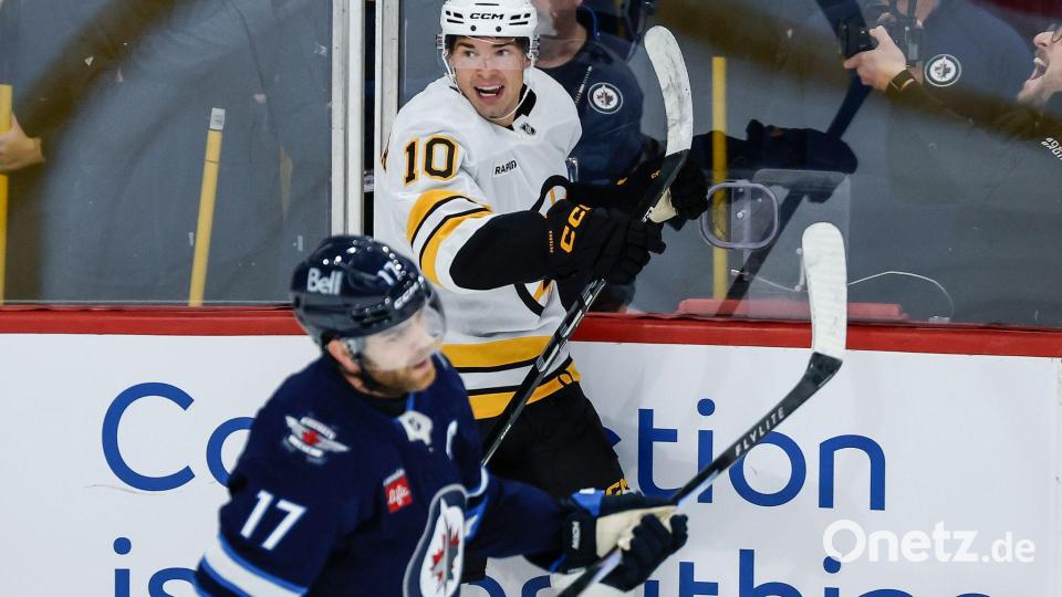 JJ Peterka (10) von den Boston Bruins erzielte den Siegtreffer gegen die Winnipeg Jets. Bild: John Woods/The Canadian Press/AP/dpa