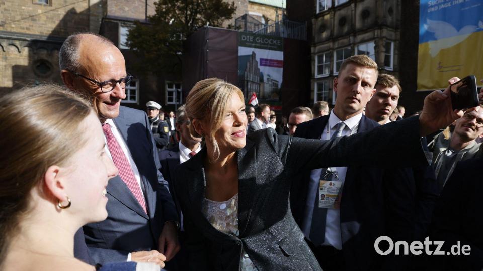 Merz und Klöckner bei Einheitsfeier in Bremen im Bürgergespräch Bild: Focke Strangmann/dpa