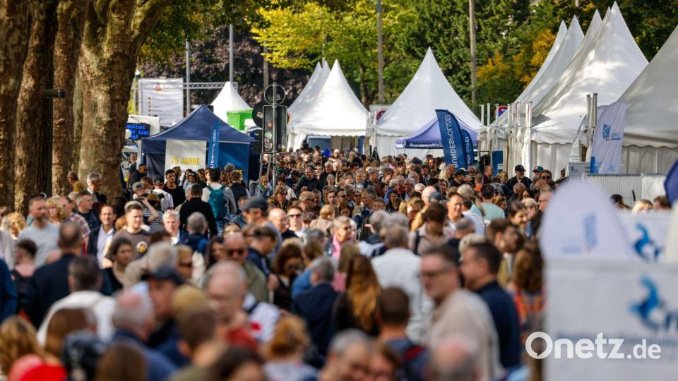 Hunderttausende Menschen haben den Tag der Deutschen Einheit in Bremen gefeiert. Bild: Focke Strangmann/dpa