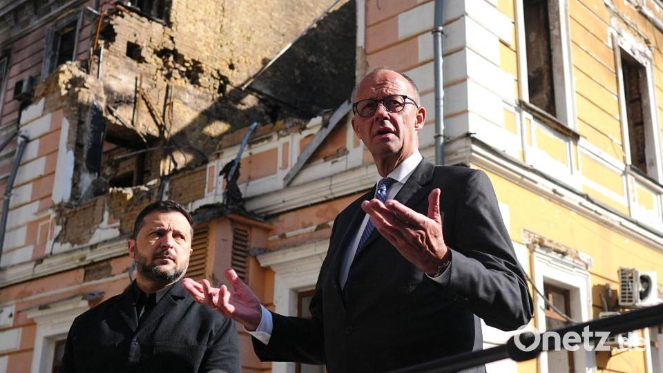Merz und Selenskyj am zerstörten Akademiegebäude in Kiew Bild: Kay Nietfeld/dpa