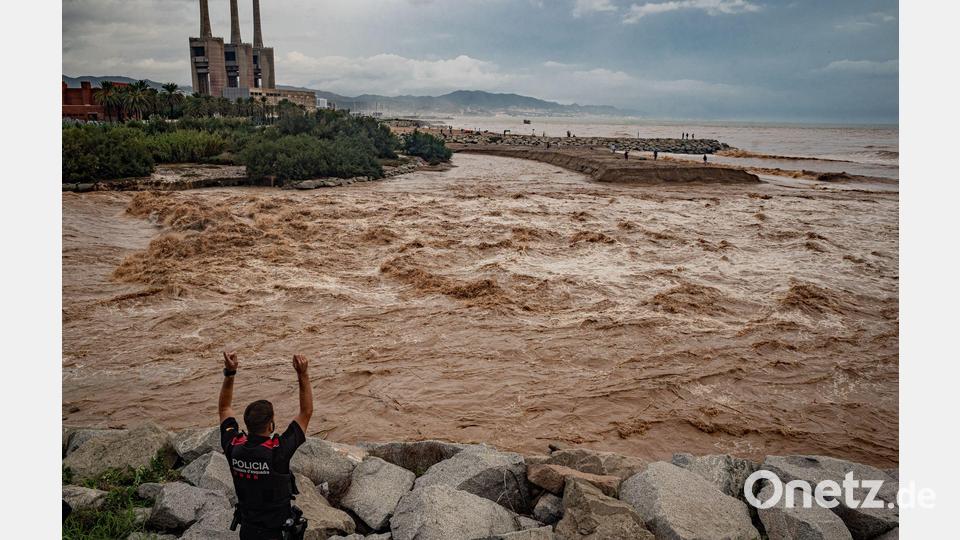 Wassermassen ergießen sich an der Mündung des normalerweise ruhigen Flusses Besòs nördlich von Barcelona ins Mittelmeerr. Bild: Jordi Boixareu/ZUMA Press Wire/dpa