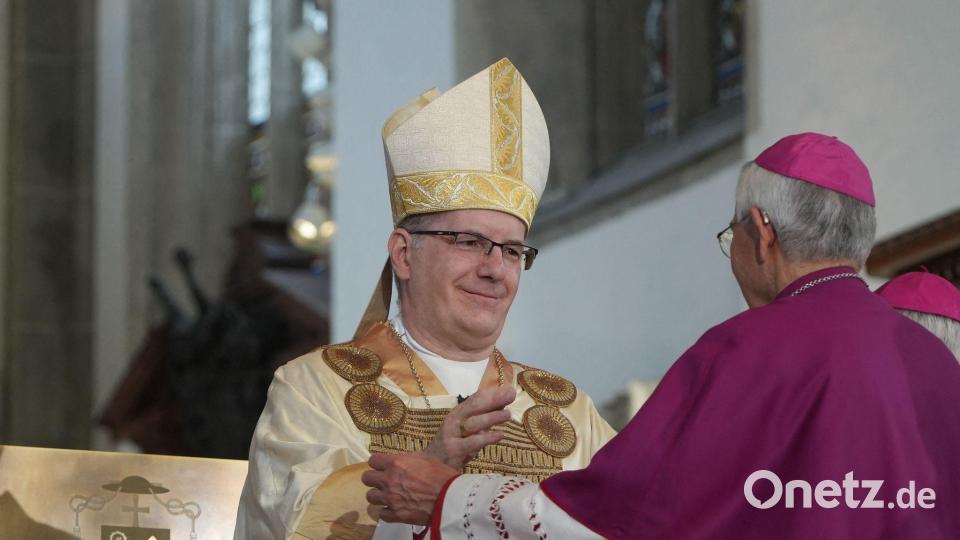 Christian Würtz (l.) trägt einen besonderen Schulterschmuck, das Rationale. Bild: Felix Kirberg/dpa