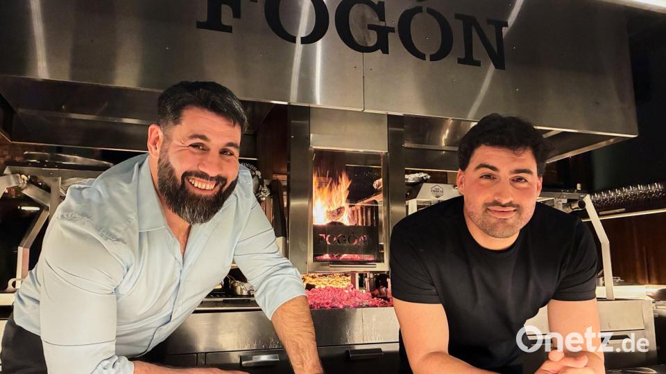 Das Restaurant "Fogón Asado" von Sebastián Cardamoni (l) und Alex Pels ist laut der Reise-App Tripadvisor das beste Restaurant der Welt. Bild: Marcus Christoph/dpa