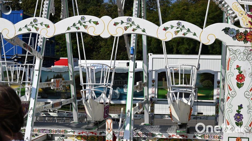 Der Betrieb an der Schiffsschaukel wurde gestoppt. Bild: Felix Hörhager/dpa