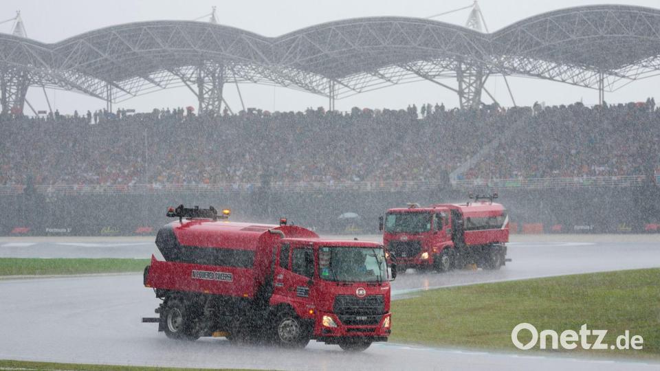 Starkregen verzögert Formel-1 Grand Prix von Bahrain in Malaysia – Kehrmaschinen im Einsatz Bild: Vincent Thian/AP/dpa