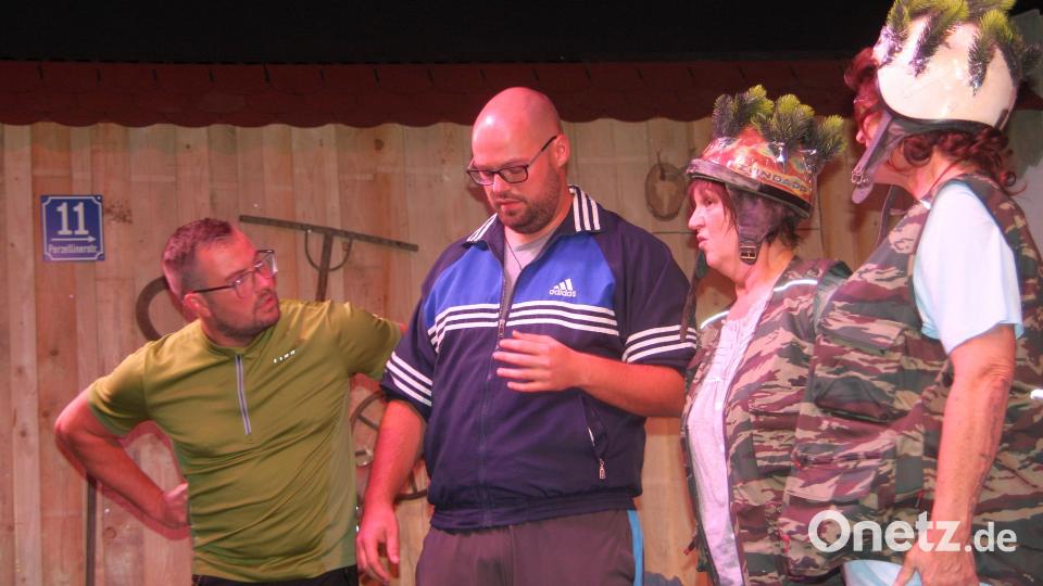 Getarnt suchen Lisbeth und Sophie das Gespräch mit Rudi Birkentaler und Franz Ebermeier (Andreas Robl und Andreas Müller - von links). Doch warum die Tarnung? 200 Zuschauer verfolgten die Premiere von "Mord im Hühnerstall" in Fuchsmühl. Bild: Werner Robl
