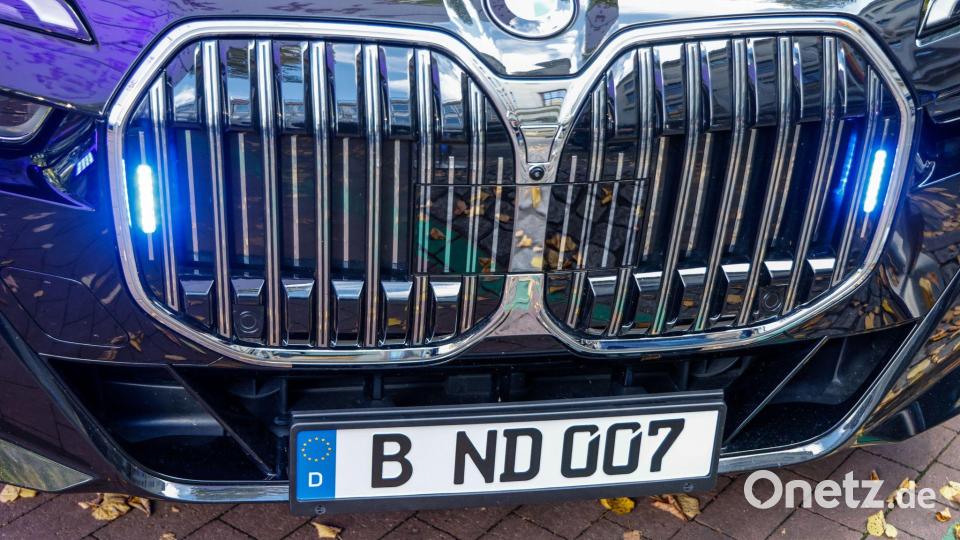 Ein gepanzertes Fahrzeug trägt „007“ im Kennzeichen. Bild: Focke Strangmann/dpa