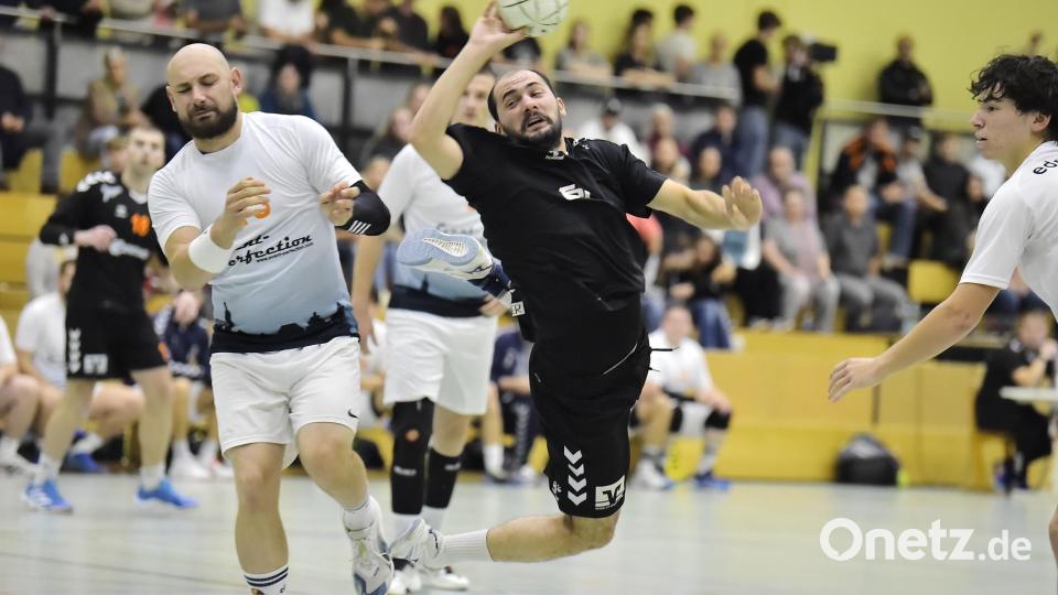 Hristijan Joveski (Mitte) von der HG Amberg gegen Stefano Flierl (links) von der HSG Weiden. Die HG siegte mit 27:25. Bild: Hubert Ziegler