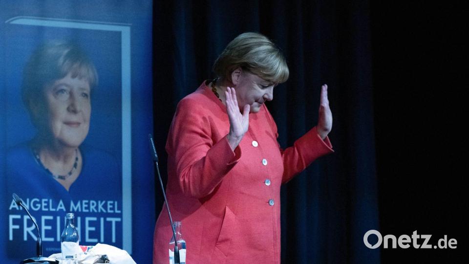 Bei ihrer Lesung in Peenemünde erhielt Angela Merkel viel freundlichen Applaus von den 1.200 Menschen im Publikum. (Archivbild) Bild: Stefan Sauer/dpa