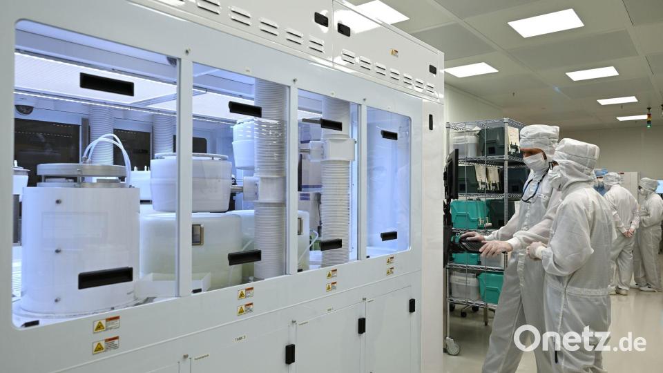 Die Halbleiterproduktion muss unter staubfreien Bedingungen, in sogenannten Reinräumen, erfolgen. Bild: Martin Schutt/dpa
