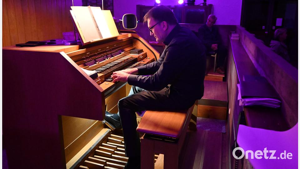 Organist Roland Assion gratulierte mit einem etwas anderen "Happy Birthday" dem Vokalensemble. Bild: Kerstin Kiener