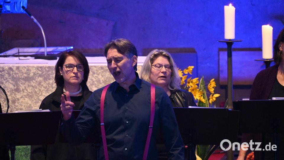 Tenor Adrian Kapornyai begeisterte mit seinem Solopart in „Lean on Me“. Bild: Kerstin Kiener