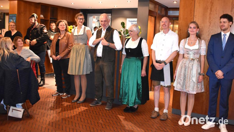 Die Katholische Theatergruppe Grafenwöhr hat an vier Abenden im Hotel "Zum Stichn" das Krimitheater „Der Hirsch auf der Pirsch“ aufgeführt, während die Gäste ein Vier-Gänge-Menü serviert bekamen. Bild: Renate Gradl