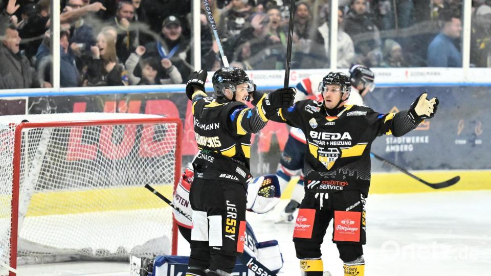 Seht her, wir können Tore schießen! Robert Baranovskis (links) vom ERSC Amberg zeigt es an, Lukas Klughardt (rechts) freut sich mit ihm. Bild: Hubert Ziegler
