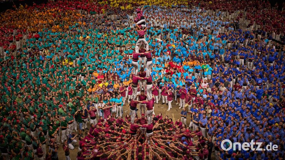 Mitglieder der „Castellers de Lleida“ bilden einen Turm während des 30. „Concurs de Castells“, eines Menschenturmwettbewerbs in Katalonien. Bild: Emilio Morenatti/AP/dpa