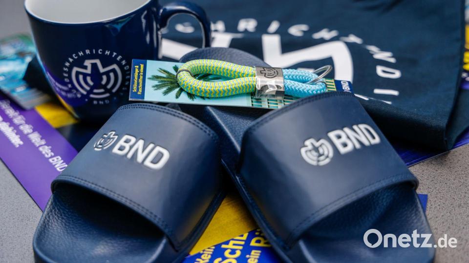 Im Merchandise-Shop gibt es T-Shirts und auch Badelatschen mit BND-Logo. Bild: Focke Strangmann/dpa