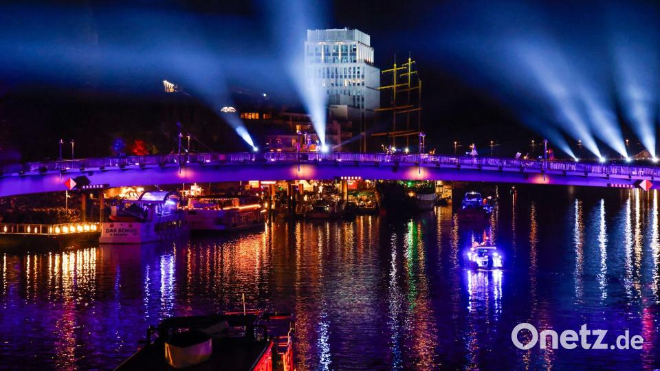 Beleuchtete Boote und Schiffe fahren am Tag der Deutschen Einheit bei einer abendlichen Lichtshow auf der Weser in Bremen. Bild: Focke Strangmann/dpa