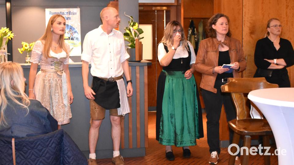 Die Frau und die Kinder von Heinz Hintermoser sind nach dessen Tod entsetzt, während Kommissarin Alexandra, gespielt von Claudia Kraus (Zweite von rechts), auf Tätersuche geht. Bild: Renate Gradl
