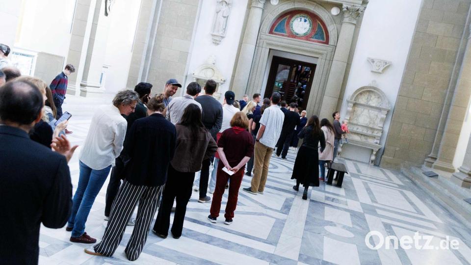 450 Tickets waren für die Signieraktion verkauft worden. Bild: Carsten Koall/dpa