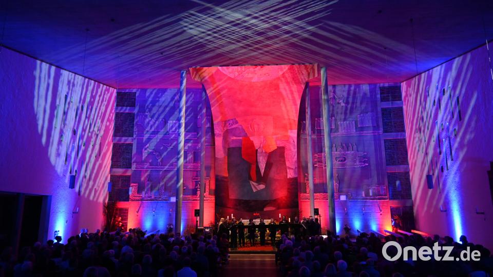 Die gelungene Illumination der Kirche trug zum stimmungsvollen Gesamtbild bei. Bild: Kerstin Kiener