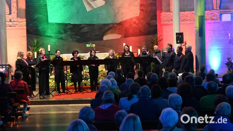 Seit 20 Jahren sind die 13 Sängerinnen und Sänger von ChorDiSono unter der Leitung von Alexander Meiler (rechts) eine feste Größe im Konzertleben der Region. Bild: Kerstin Kiener