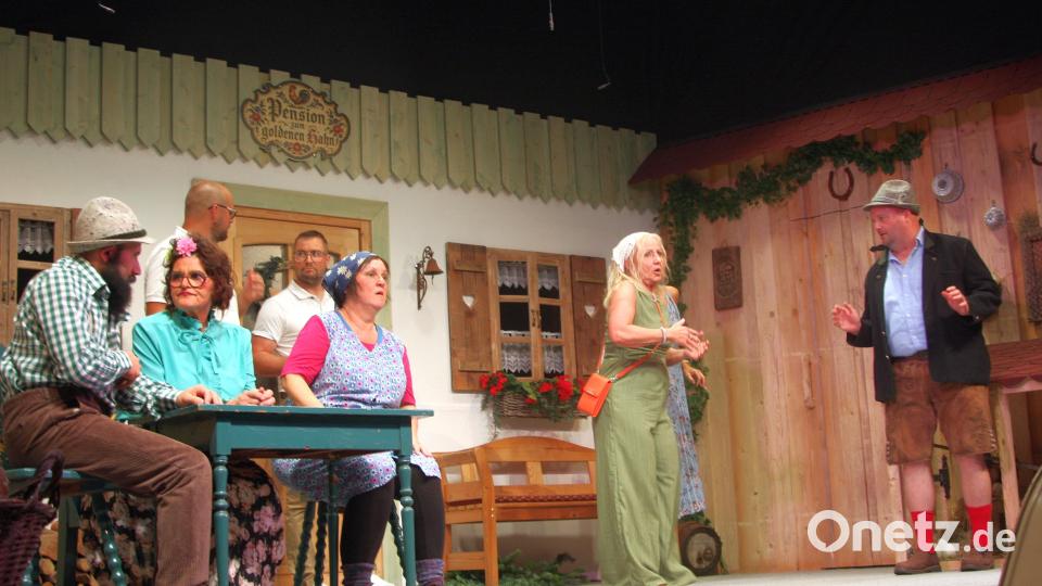 Interessant wird es im Dreiakter, als Alfons' Zwillingsbruder (rechts) aufkreuzt. 200 Zuschauer verfolgten die Premiere von "Mord im Hühnerstall" in Fuchsmühl. Bild: Werner Robl