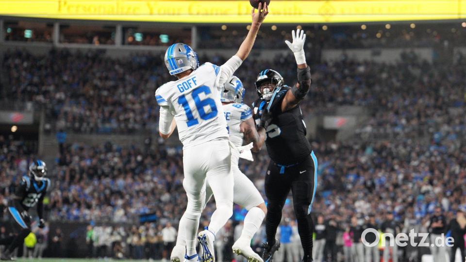 Jared Goff (16) warf für 412 Yards, genug war das nicht gegen die Panthers. Bild: Jacob Kupferman/AP/dpa
