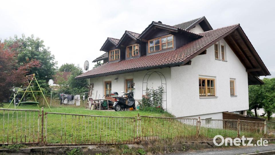 Das Mehrfamilienhaus in Zwiesel, nachdem dort drei Leichen entdeckt wurden. Archivbild: Christine Vincon/dpa