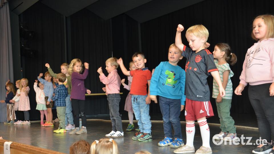 "Hallo Herbst", begrüßten die Mädchen und Buben des Kindergartens St. Martin den Herbst tänzerisch. Bild: Elisabeth Dobmayer