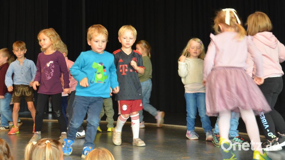 Beim Tanzbeitrag "Hui, hui, hui, der Wind" wurde es auf der Bühne stürmisch. Bild: Elisabeth Dobmayer
