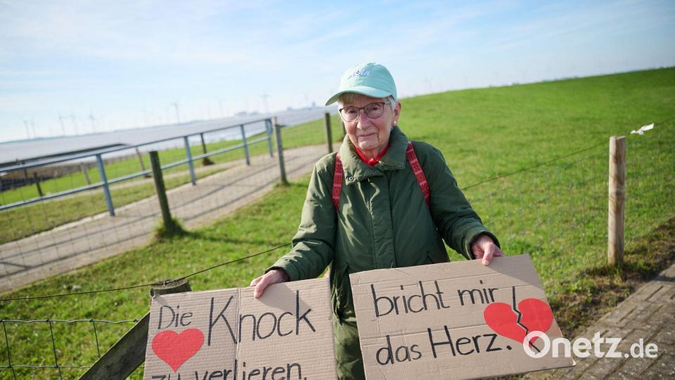 Die Emderin Ilse Scheibe demonstrierte mit anderen gegen den neuen Marinehafen. Bild: Sina Schuldt/dpa