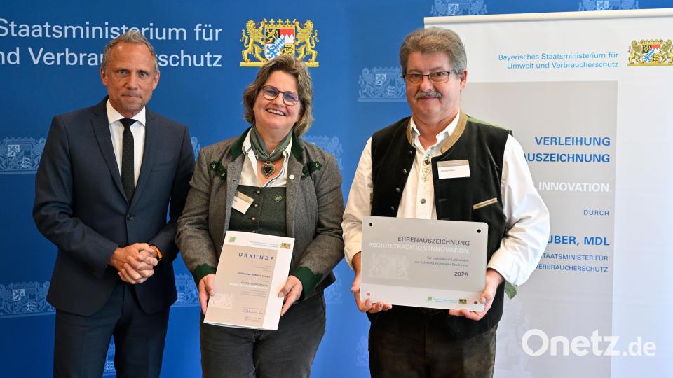 Umweltminister Thorsten Glauber (links) übergibt die Auszeichnung an Erika und Günter Sauer. Bild: Astrid Schmidhuber