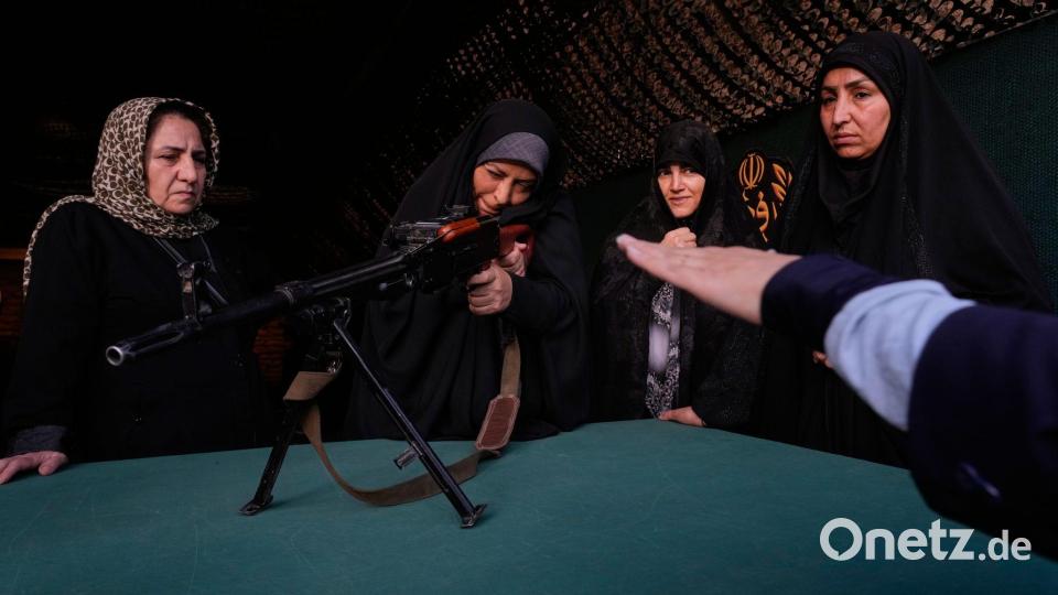 Eine Freiwillige übt den Umgang mit einer Waffe während eines militärischen Ausbildungskurses in einem Lager auf dem Imam-Hussein-Platz in Teheran. Bild: Vahid Salemi/AP/dpa
