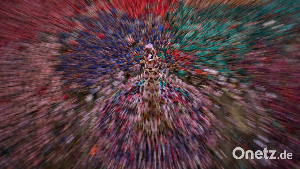 Mitglieder der Castellers-Gruppe „Colla Vella“ bilden ein „Castell“ – einen Menschenturm – während des 30. „Concurs de Castells“, des Menschenturm-Wettbewerbs in Tarragona in Spanien. Bild: Emilio Morenatti/AP/dpa
