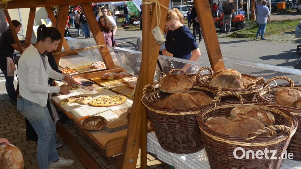 Die frischen Bauernbrotlaibe fanden beim Erntedankmarkt in Neustadt/WN reißenden Absatz. Außerdem gab es Kirchweihkuchen und Schmalzgebäck. Bild: Elisabeth Dobmayer